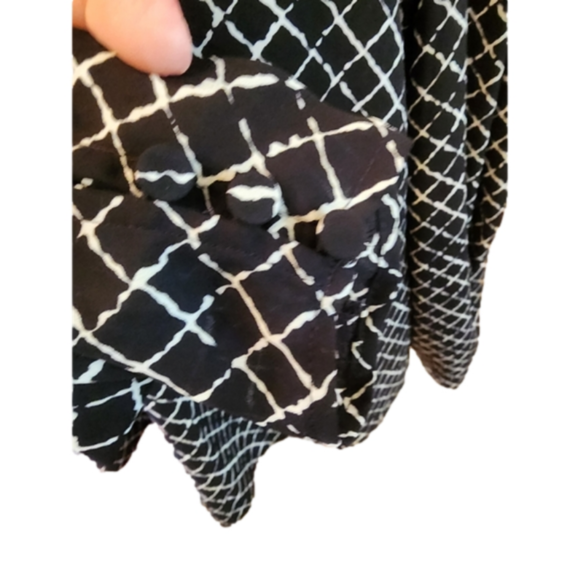 Womens Express Black And White Long Sleeve Geometric Print Mock Neck Blouse LRG - Picture 2 of 4